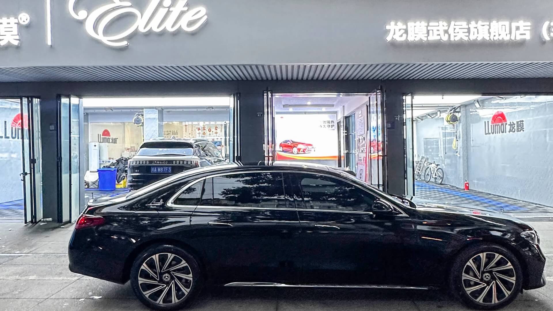 黑色奔驰E300L贴隐形车衣选龙膜G2
