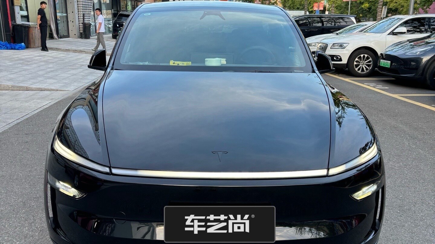 特斯拉车主看过来，车漆娇气？交给龙小侠车衣挡下所有伤害！
