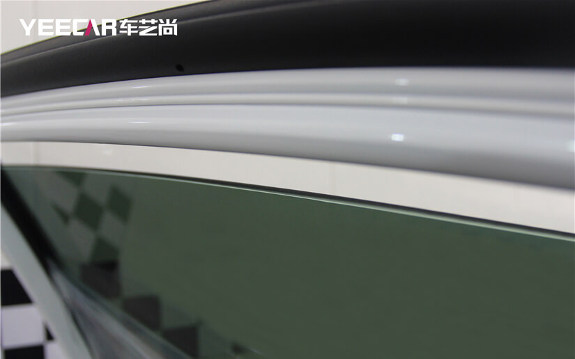 膜贴到了玻璃的边缘