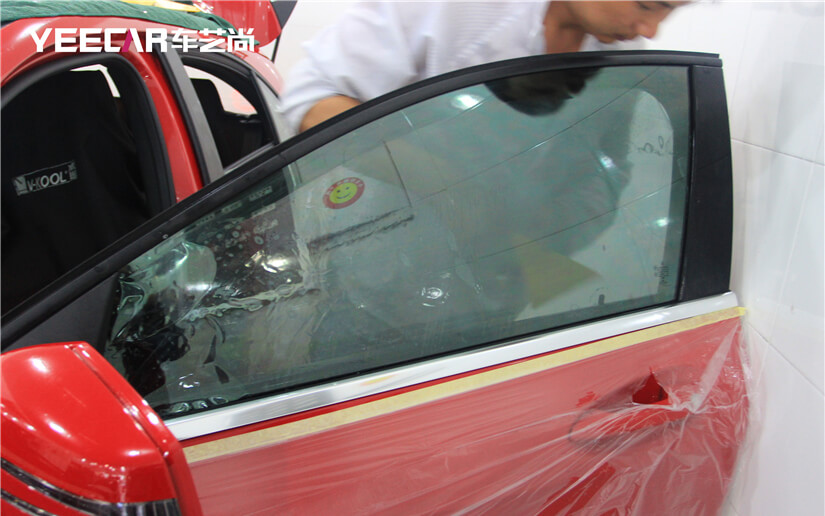 奔驰A级侧窗贴膜施工中