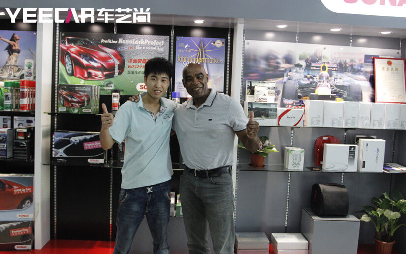 车艺尚主力技师和亚太区技术官合影