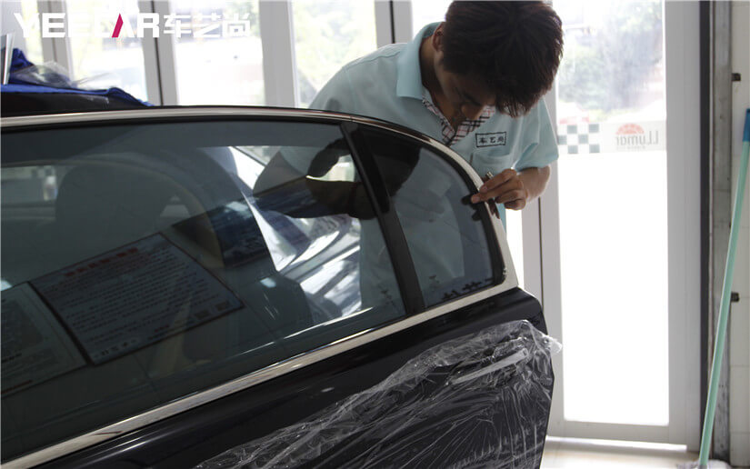 侧窗贴膜施工中