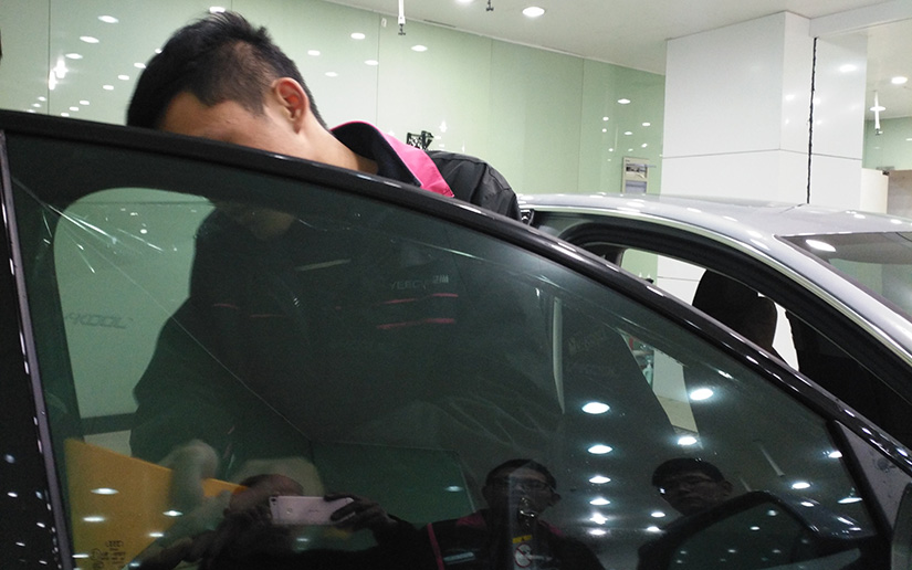 刮水后会仔细检查贴膜情况