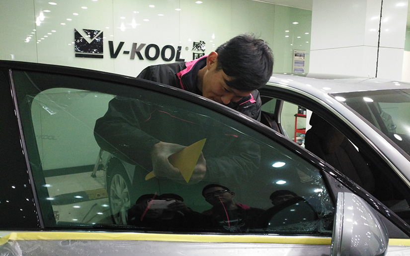 刮去膜与玻璃之间的水分