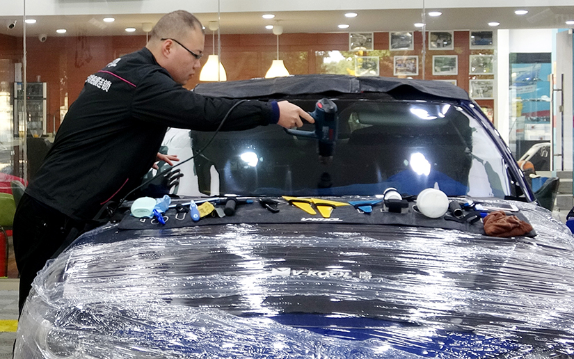 汽车贴膜施工现场.jpg