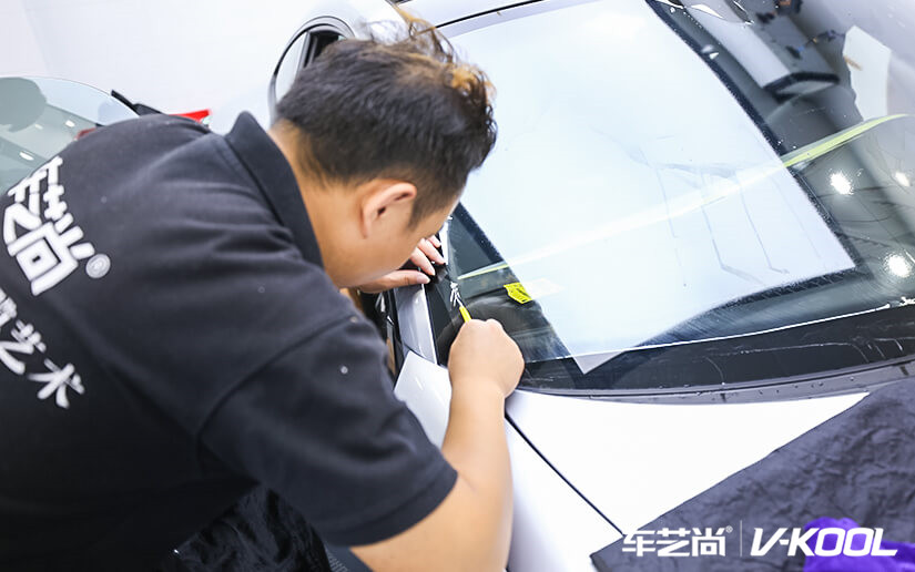 正在贴威固汽车贴膜