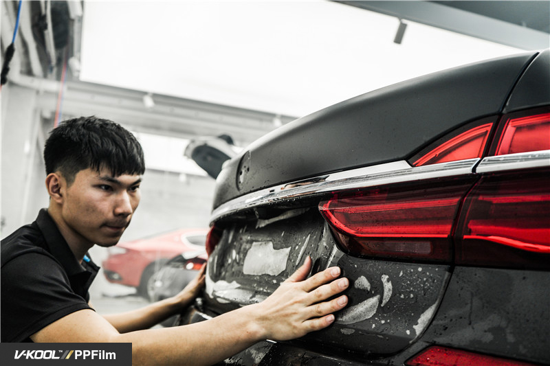 漆面保护膜施工中.jpg