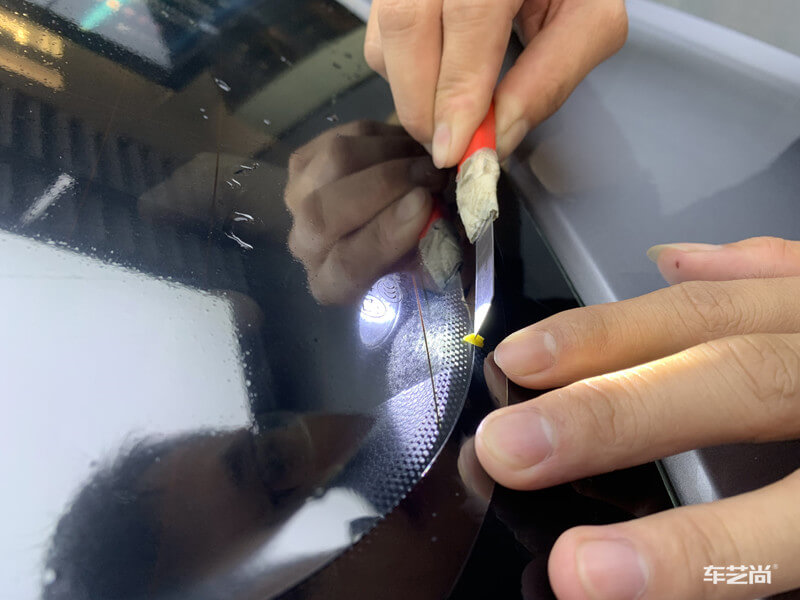 贴玻璃膜裁膜时会伤到车吗？