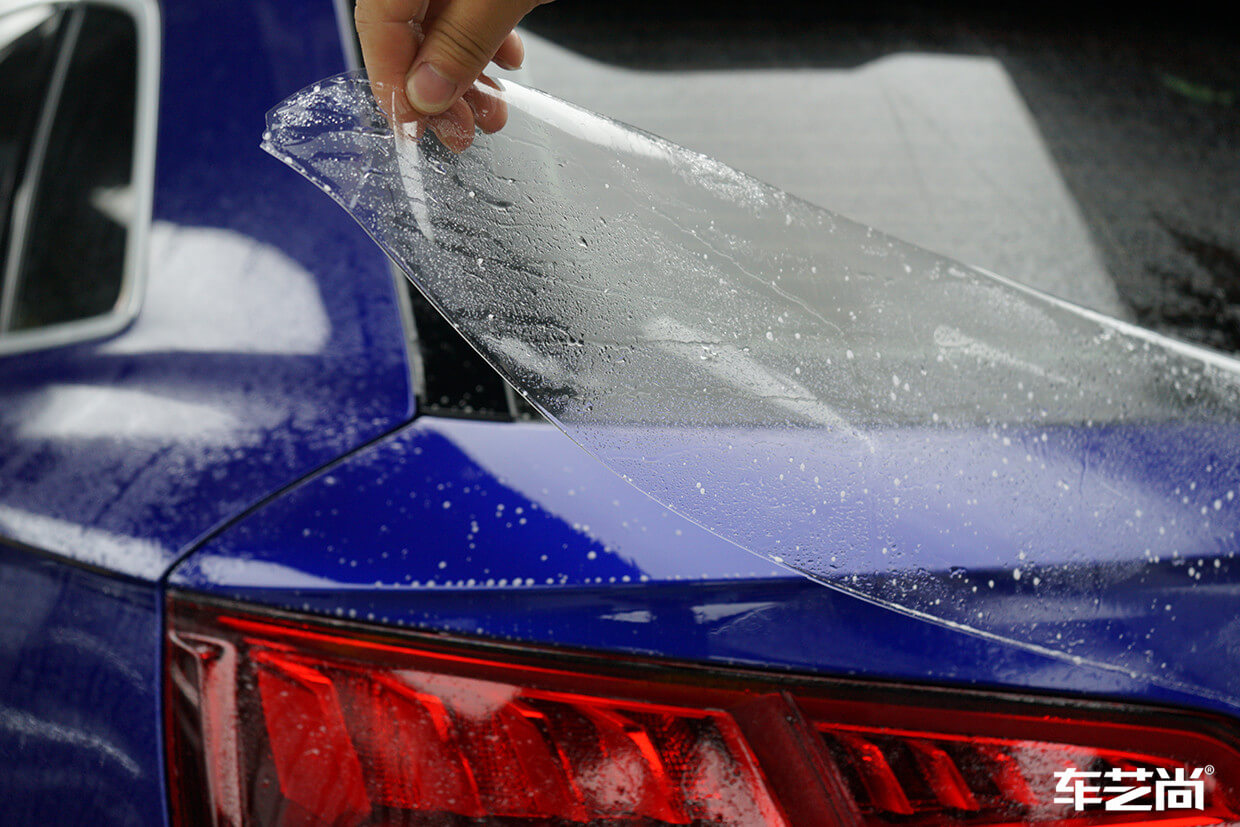 蓝色奥迪Q5L施工罗利普斯漆面保护膜流程图（4）
