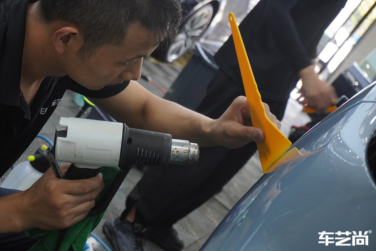 烤枪恒温烘烤，对车衣进行无痕包边处理