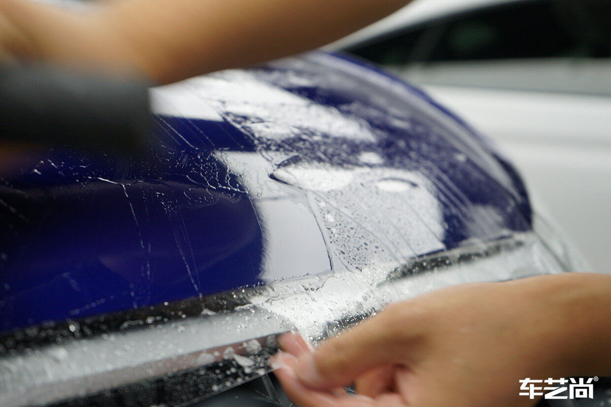 蓝色奥迪Q5L施工罗利普斯漆面保护膜流程图（3）