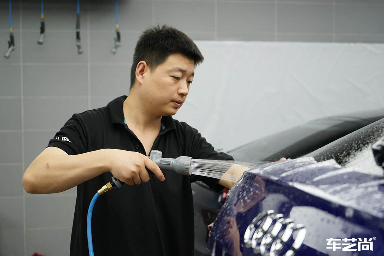 蓝色奥迪Q5L施工罗利普斯漆面保护膜流程图（8）