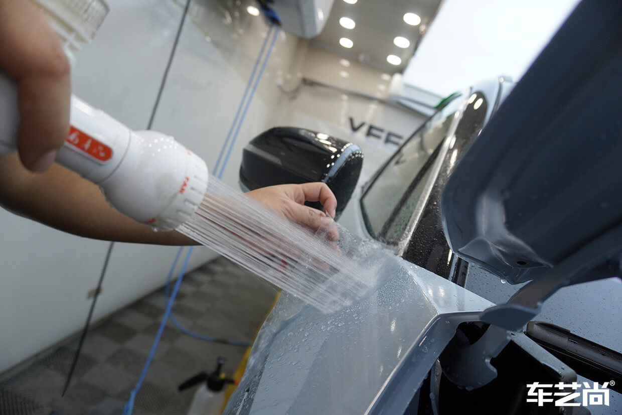 微水施工，避免水分太多，不易结合