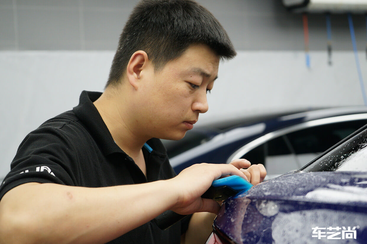蓝色奥迪Q5L施工罗利普斯漆面保护膜流程图（9）