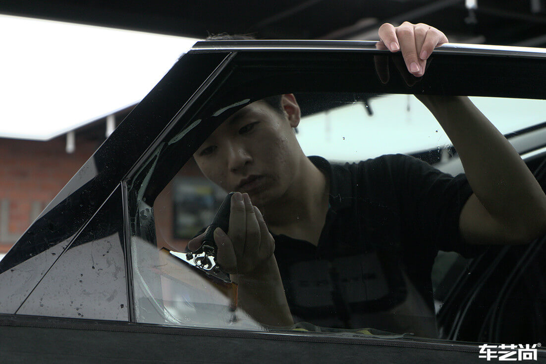 宾利添越施工威固隔热膜流程展示，细节呈现（13）