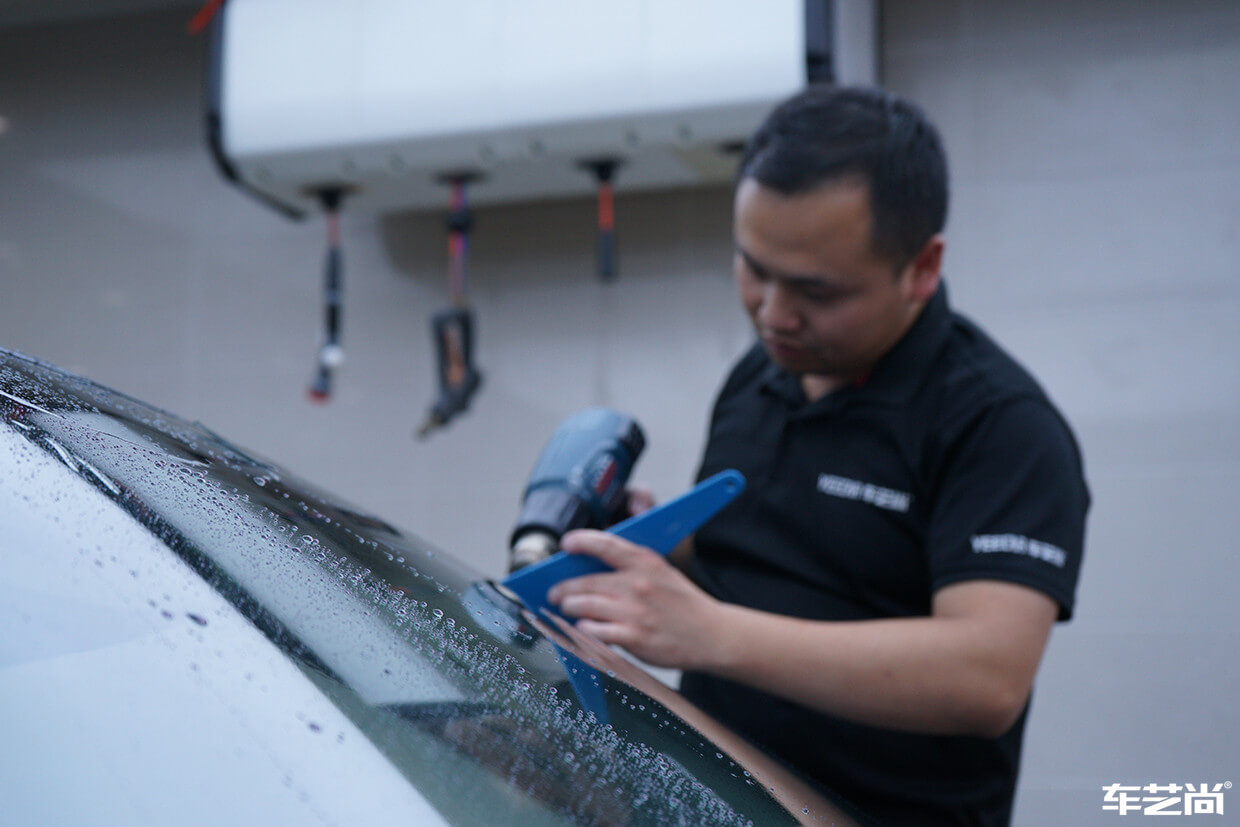 马自达装贴威固隐形车衣，施工流程展示（3）
