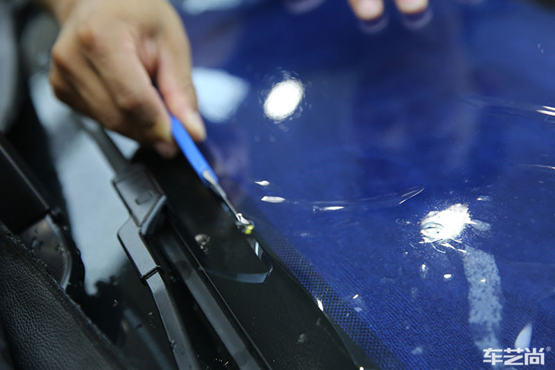 荣威RX5施工威固隔热膜过程展示（图十一  垫片裁膜）
