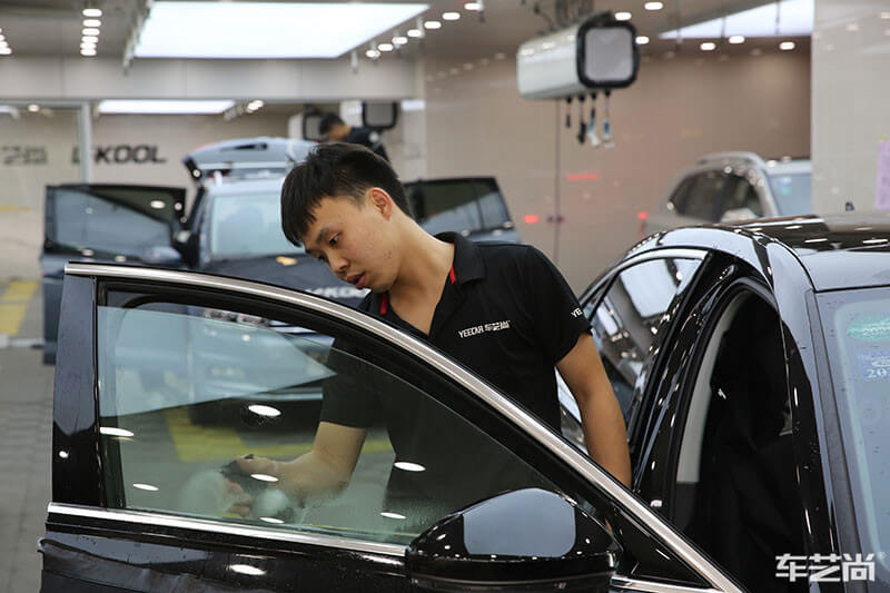 奥迪A6L施工威固隔热膜过程展示（图五）