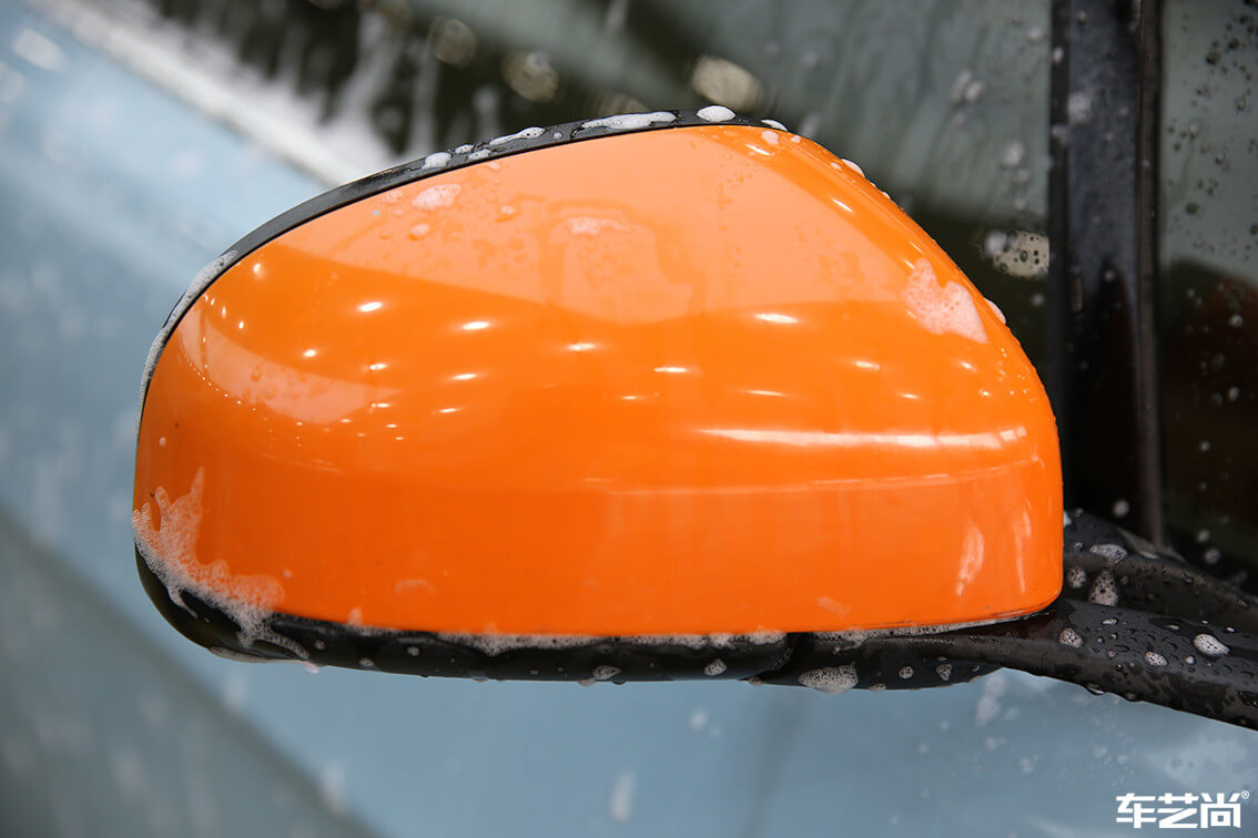 蓝色阿斯顿马丁选择车艺尚进行车辆清洗（4）