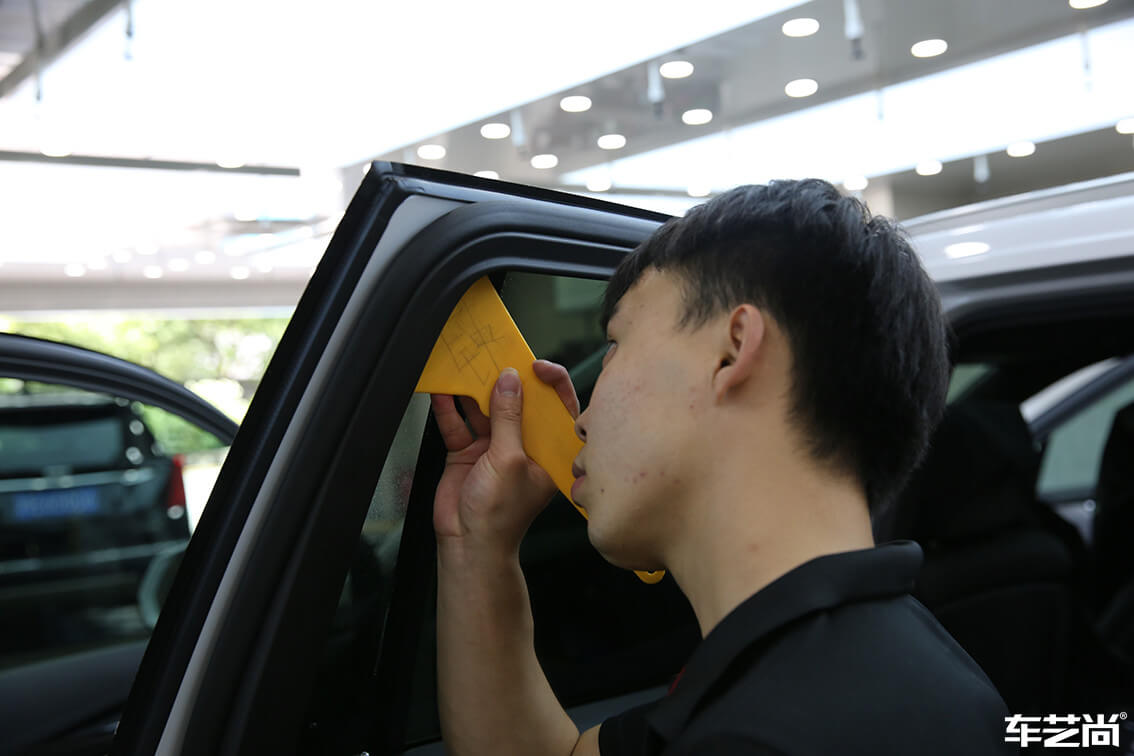 凯迪拉克装贴威固隔热膜，施工流程展示（8）