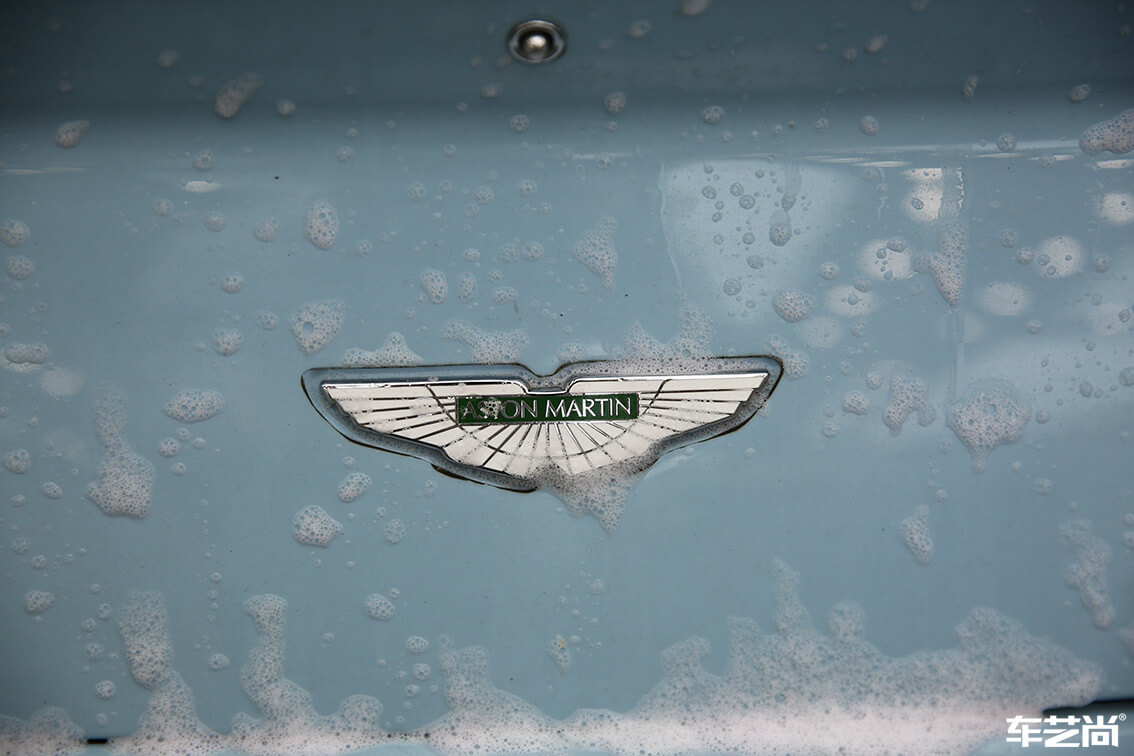 蓝色阿斯顿马丁选择车艺尚进行车辆清洗（2）