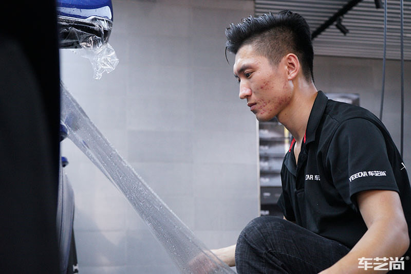 凯迪拉克CT5施工漆面保护膜过程（图九）