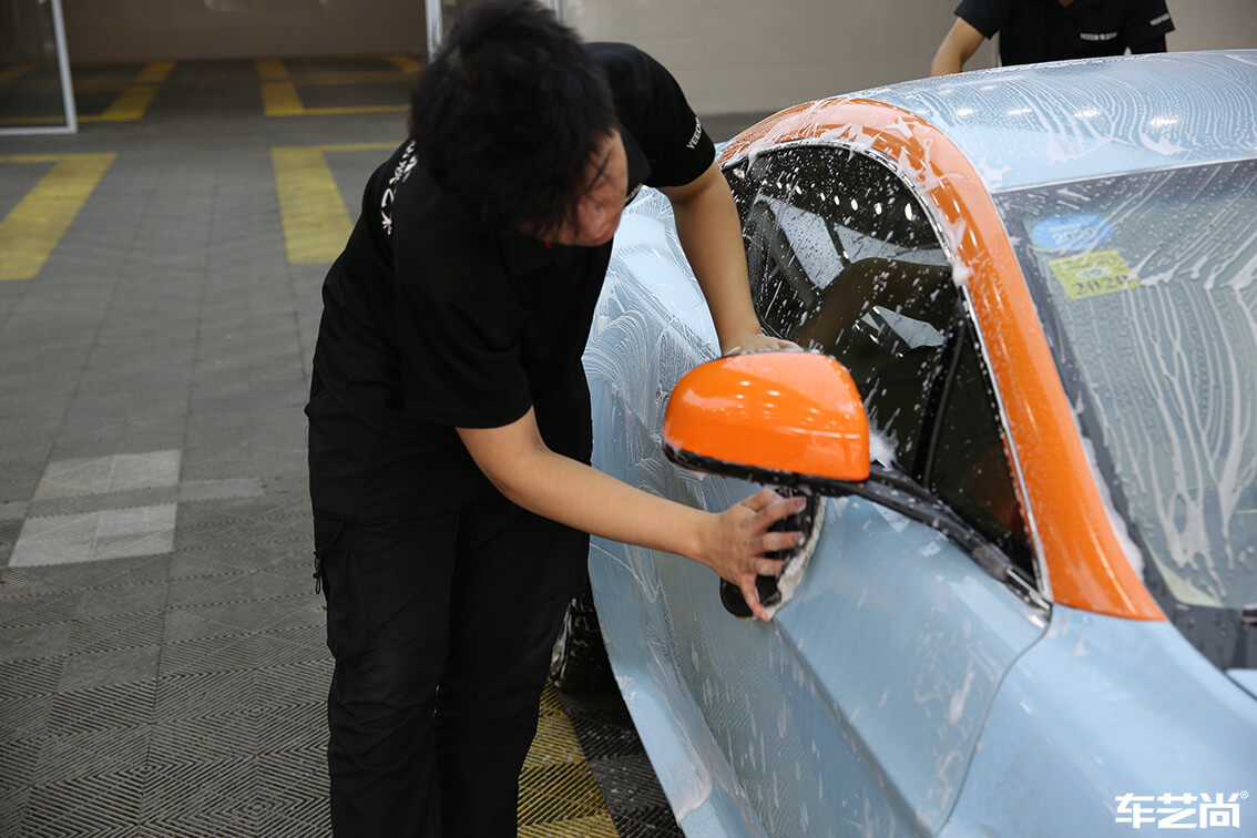 蓝色阿斯顿马丁选择车艺尚进行车辆清洗（6）
