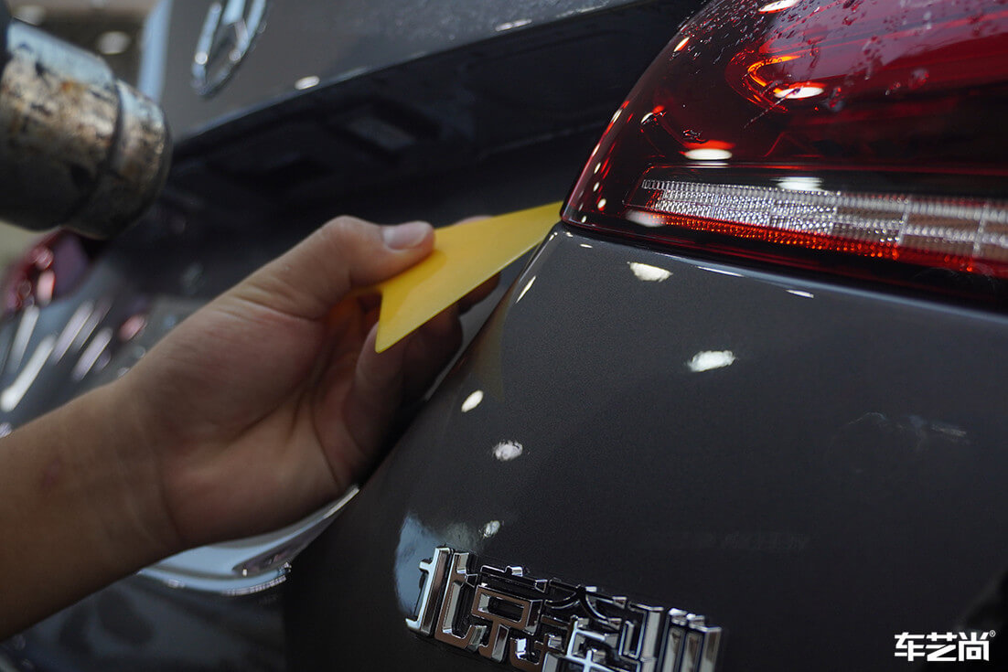 奔驰装贴威固隐形车衣，施工流程展示（7）