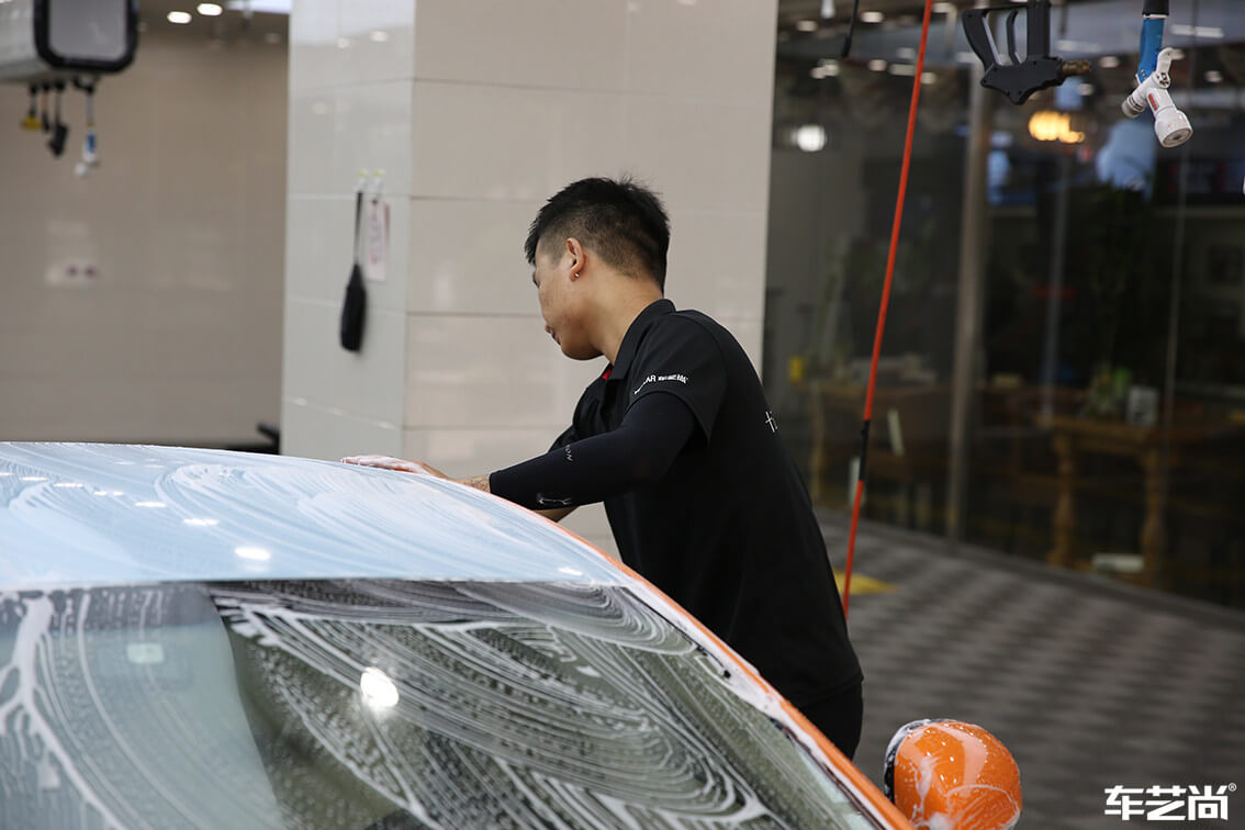 蓝色阿斯顿马丁选择车艺尚进行车辆清洗（5）