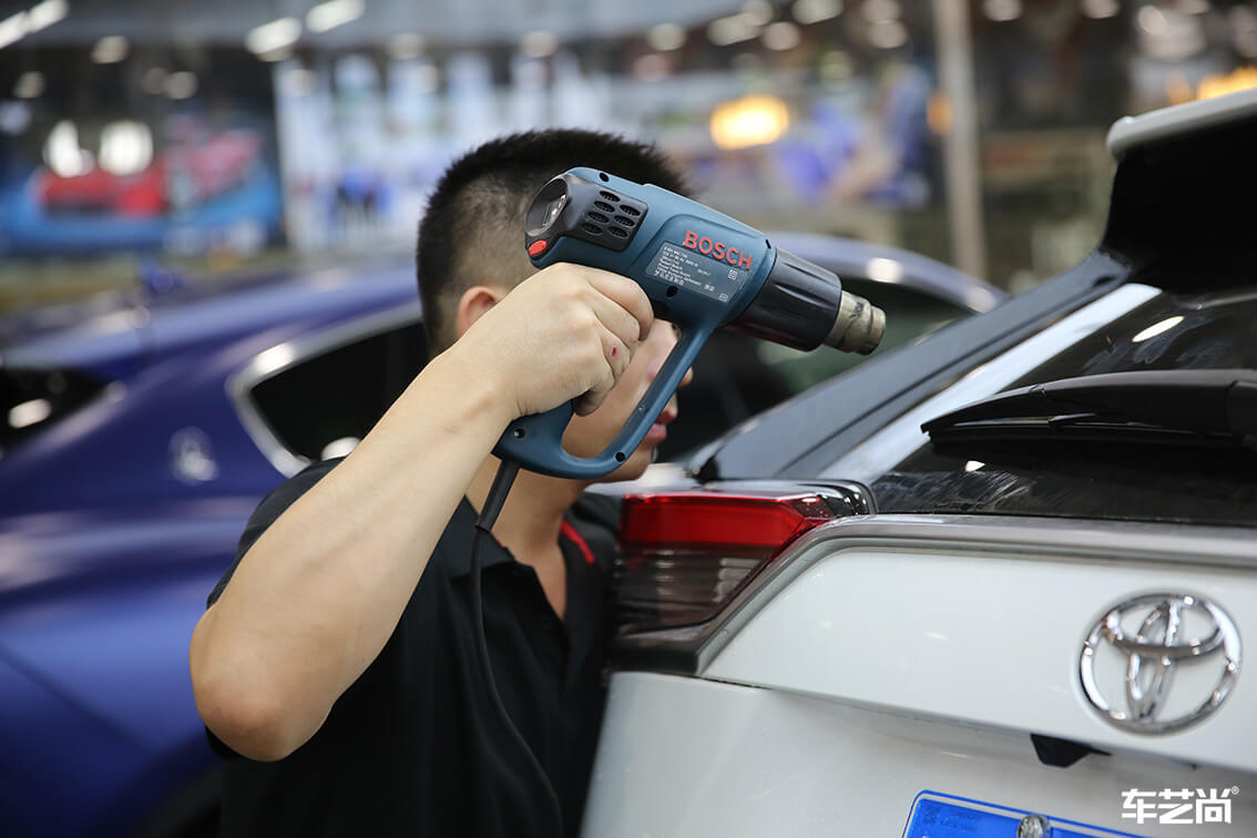 白色丰田RAV4威固隔热膜专业施工案例（7）