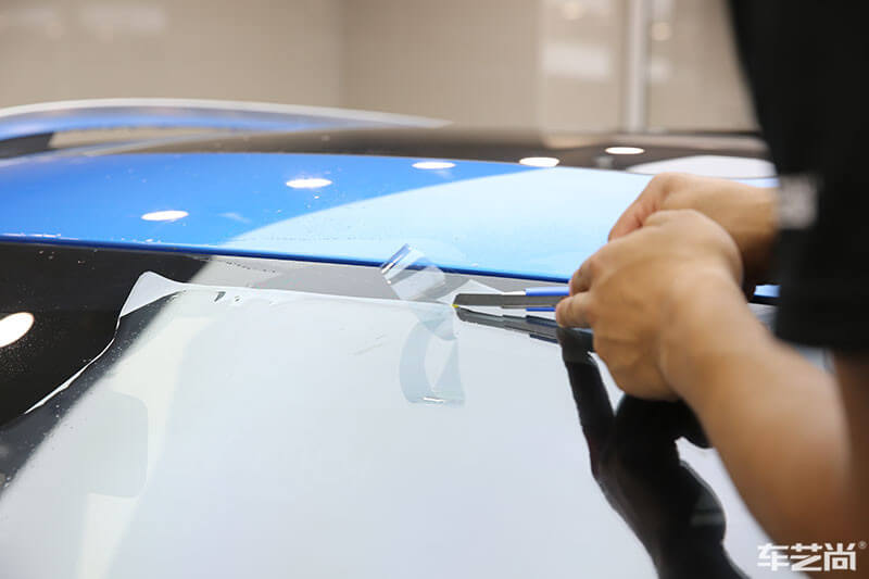 名爵ZS施工威固隔热膜施工过程展示（图十  垫片裁膜）