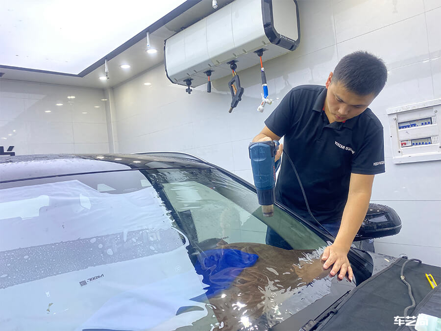 宝马X3在车艺尚装贴威固隔热膜施工流程展示（8）