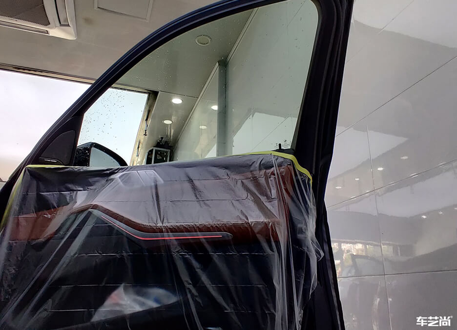 宝马X3装贴威固隔热膜施工流程展示（3）