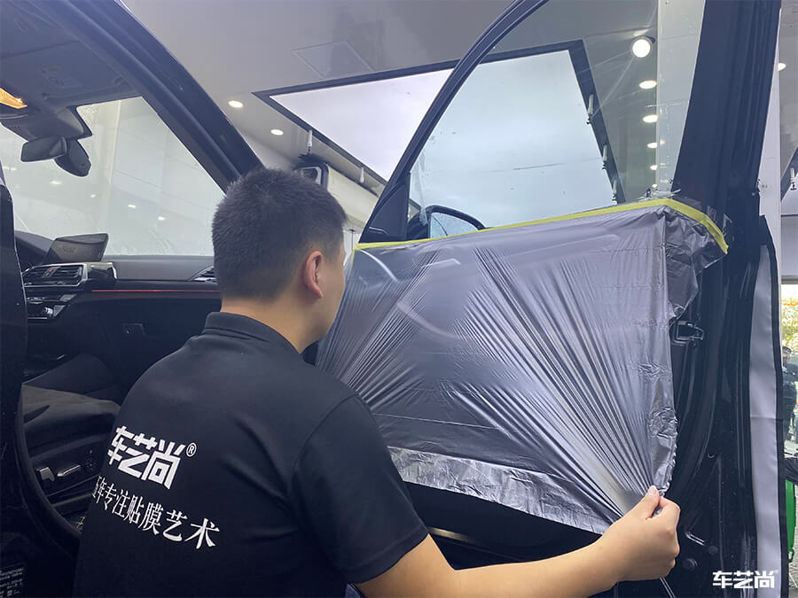 宝马X3在车艺尚装贴威固隔热膜施工流程展示（3）