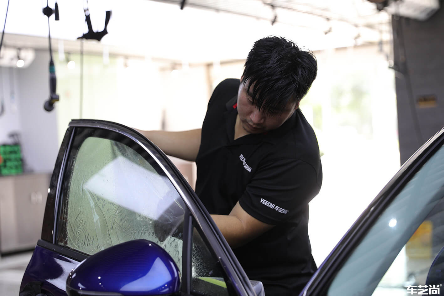 蓝色起亚K5施工V-KOOL隔热膜，施工效果展示（5）