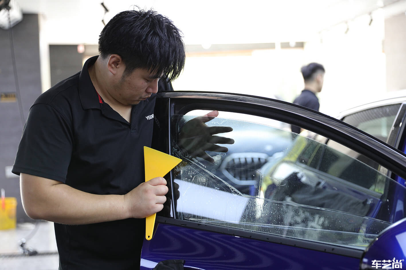 蓝色起亚K5施工V-KOOL隔热膜，施工效果展示（3）