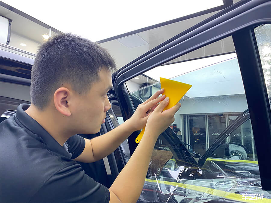 宝马X3在车艺尚装贴威固隔热膜施工流程展示（10）