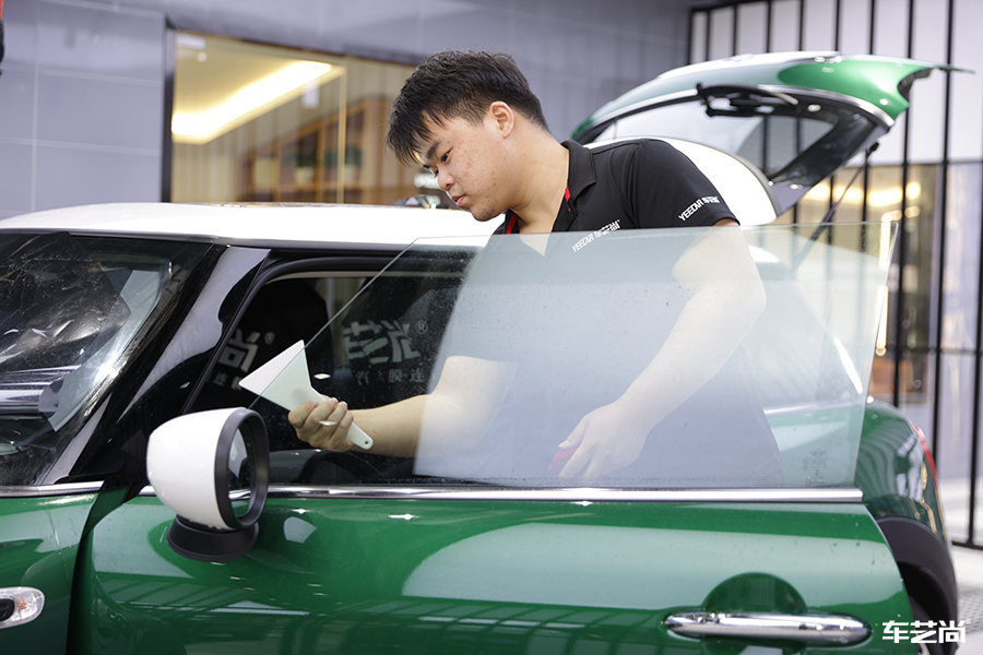 宝马mini施工隔热膜，体验“非一般”的保护（4）
