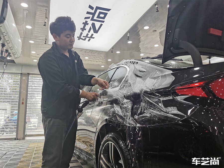 宝马5系装贴威固隐形车衣，施工流程展示（7）