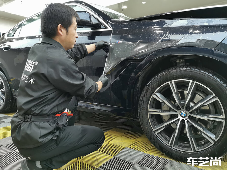 宝马X6装贴威固隐形车衣施工流程展示（7）