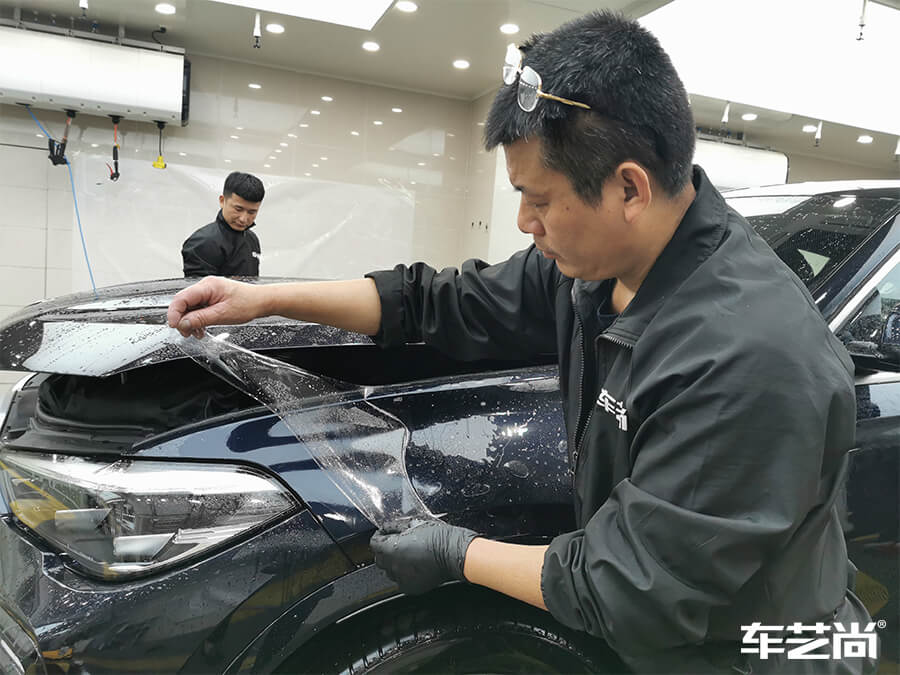 宝马X6装贴威固隐形车衣施工流程展示（3）