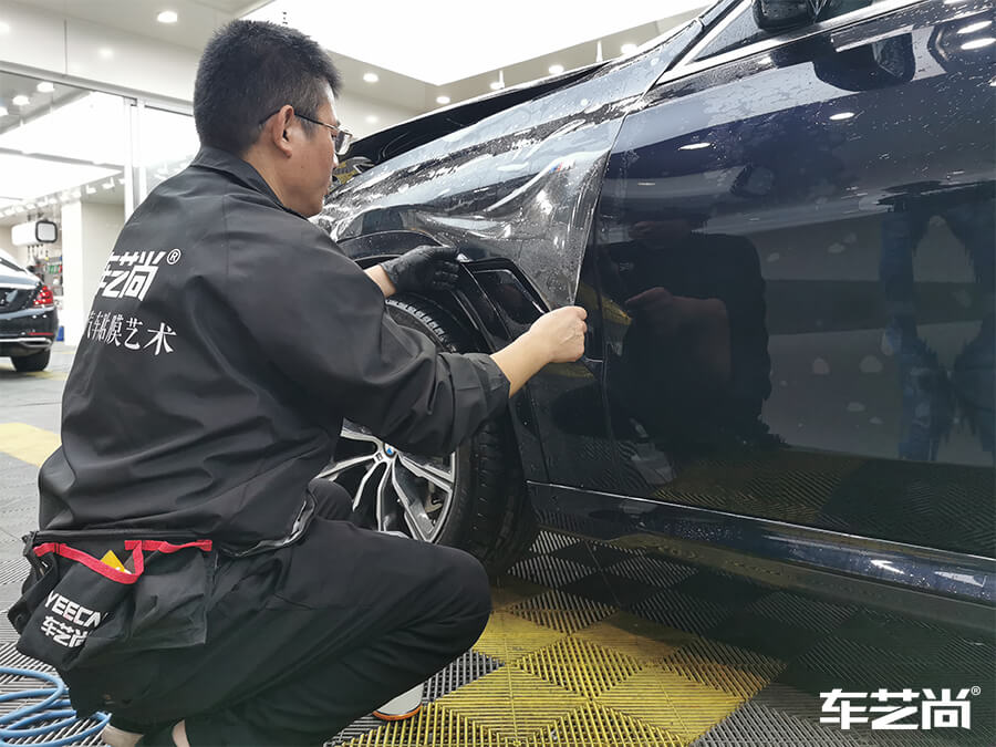 宝马X6装贴威固隐形车衣施工流程展示（12）