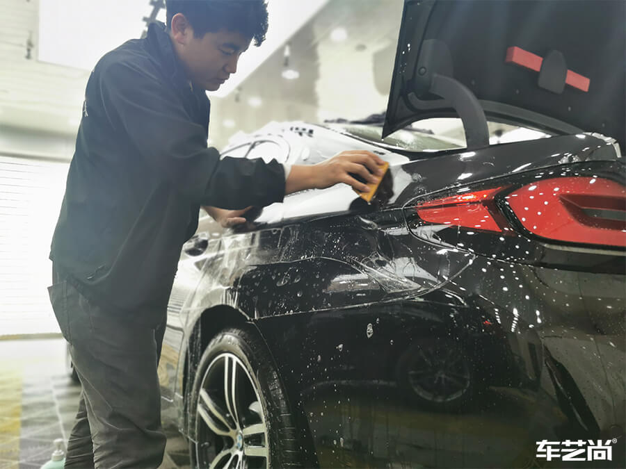 宝马5系装贴威固隐形车衣，施工流程展示（3）