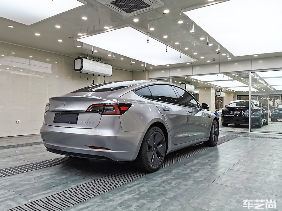 特斯拉施工银色改色膜过程（施工效果 图二）