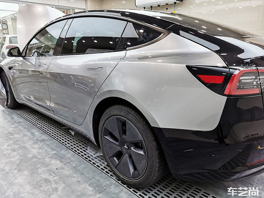 特斯拉施工银色改色膜过程（施工效果 图一）