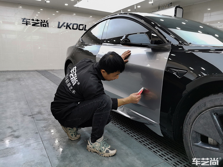特斯拉施工银色改色膜过程（施工过程 图三）