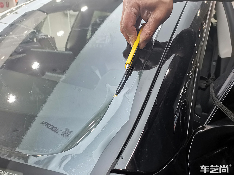 特斯拉Model 3施工威固隔热膜过程展示（图七 垫片裁膜）