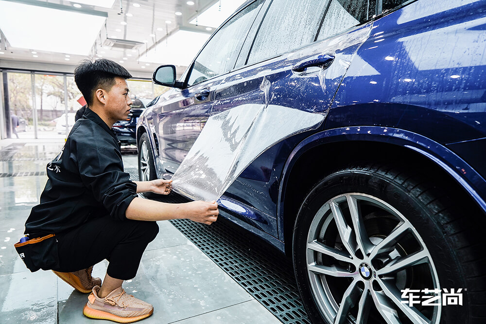 宝马X3装贴威固隐形车衣施工流程展示（4）