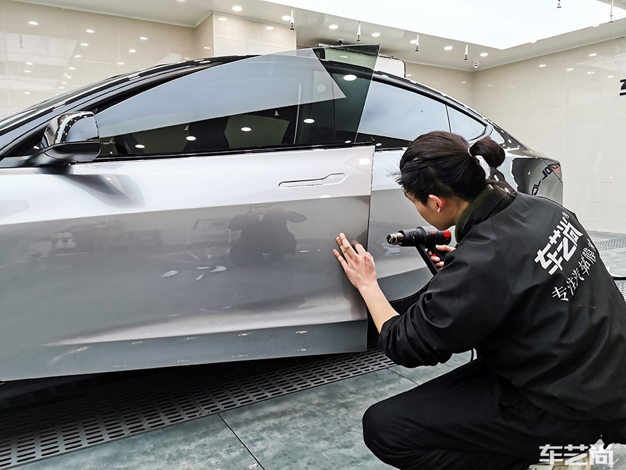 特斯拉施工银色改色膜过程（施工过程 图二）