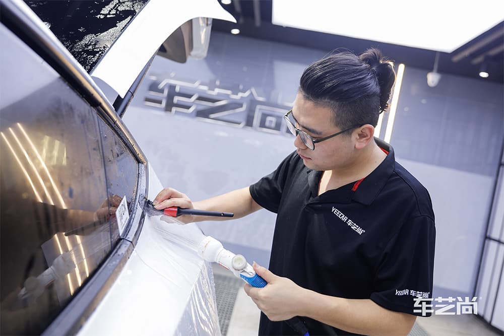 特斯拉ModelY白色施工威固漆面保护膜过程及效果展示（图一）